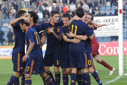 De izquierda a derecha, Víctor Ruiz, Jeffren, Parejo, Fontàs, Azpilicueta, Adrián y Mata celebran uno de los goles de España.