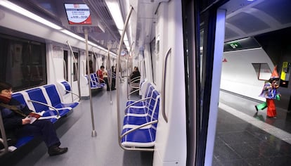 L'interior d'un tren de la línia 9 del metro, de les més modernes