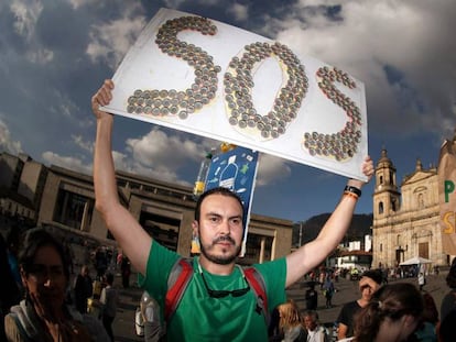 Activistas en la Plaza Bolívar de Bogotá, Colombia, exigen la acción del gobierno colombiano sobre el cambio climático el 24 de mayo de 2019. 