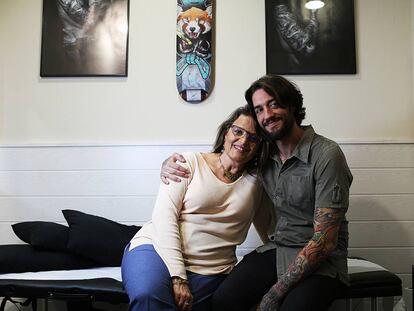 Álvaro y María en el estudio de tatuajes.