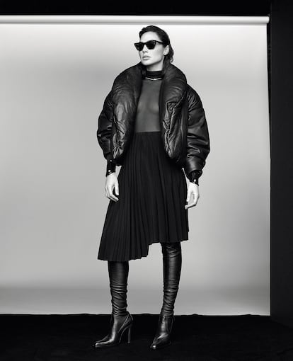 ‘Total look’, botas y gafas de sol de Saint Laurent, brazaletes Elsa Peretti y collar, ambos de Tiffany & Co.