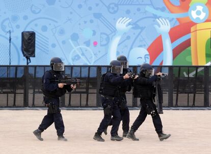 Simulacro antiterrorista en el marco del campeonato de fútbol UEFA EURO 2016 en Place Bellecour, Lyon.