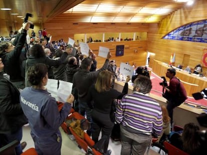 Una protesta en la tribuna de invitados del Parlamento protagonizada por trabajadores del naval de Ferrol en enero