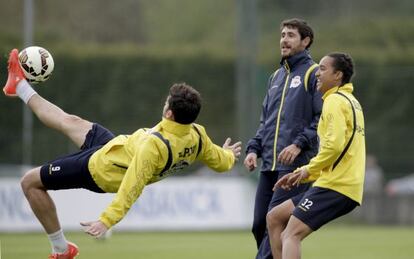 Víctor Sánchez dirige un entrenamiento del Deportivo.