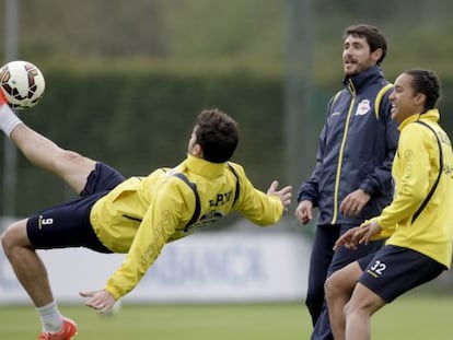 Víctor Sánchez dirige un entrenamiento del Deportivo.