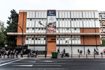 Fachada del colegio Guadalaviar, en Valencia, situado enfrente del estadio de Mestalla.