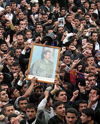 Manifestantes enarbolan retratos de Sadam durante una manifestación celebrada ayer en Mosul.