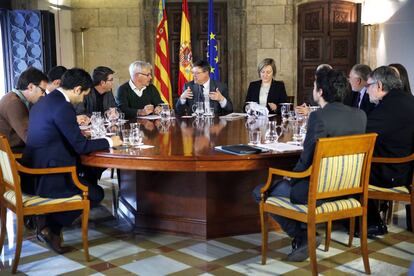 Puig, con los alcaldes, la consejera Salvador y el presidente de la Diputaci&oacute;n, Jorge Rodr&iacute;guez. 