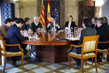 Puig, con los alcaldes, la consejera Salvador y el presidente de la Diputación, Jorge Rodríguez.