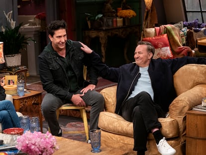 El actor Matthew Perry (derecha), junto a David Schwimmer en un momento del especial de 'Friends'.