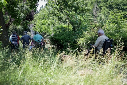 Vecinos de Vitoria-Gasteiz en el Parque Arriaga de tras varios meses de huelga de jardineros.