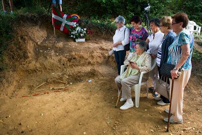 Las seis sobrinas de Uriguen, su familia más allegada, posan delante de la fosa de su tío. Sentada, en el centro, María Teresa Larruzea; de pie, de izquierda a derecha, Begoña Iturrioz, Garbiñe Barrena, Maritxu Larruzea, Maria Ángeles Barrena y Karmele Larruzea.