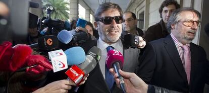 Javier Guerrero, uno de los principales acusados del 'caso ERE', responde antes de prestar declaración.