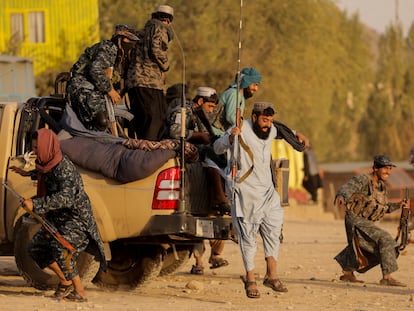 Combatientes talibanes visitan un parque recreativo a las afueras de Kabul, este viernes.