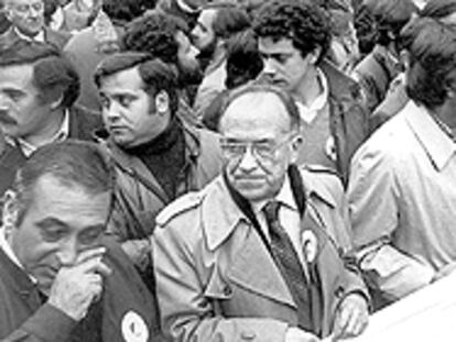 Manifestación en Madrid contra el golpe de Estado del 23-F. En primera fila (de izquierda a derecha), Redondo, Carrillo, González, Calvo Ortega, Rodríguez Sahagún, Fraga y Camacho.