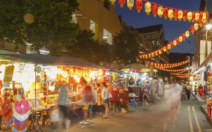 Puestos callejeros en el barrio de Chinatown, en Singapur.