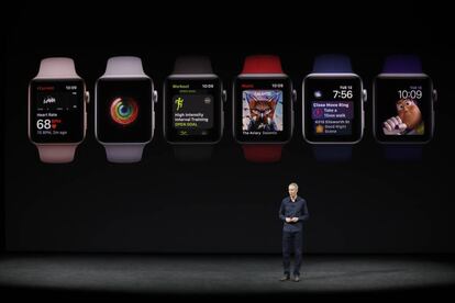 El jefe de operaciones Jeff Williams da a conocer los nuevos Apple Watch Serie 3.