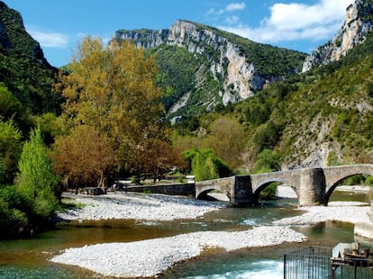 Vista del puente romano y del río Irati, a su paso por la localidad navarra de Burgui.