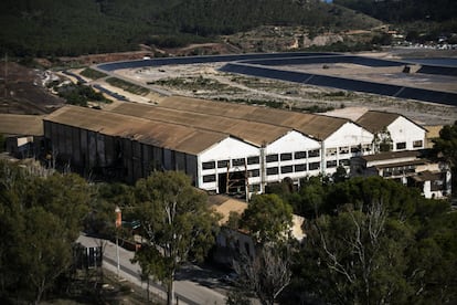 Imagen de las instalaciones donde se molía el mineral, ahora abandonadas. Al fondo se observan los trabajos de recuperación que se habían iniciado en la ensenada