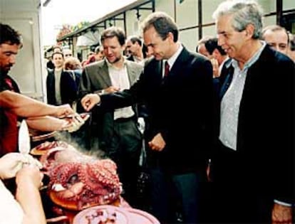 El secretario general del PSOE, Rodriguez Zapatero, y el candidato socialista a la Xunta, Pérez Touriño, en Lugo.