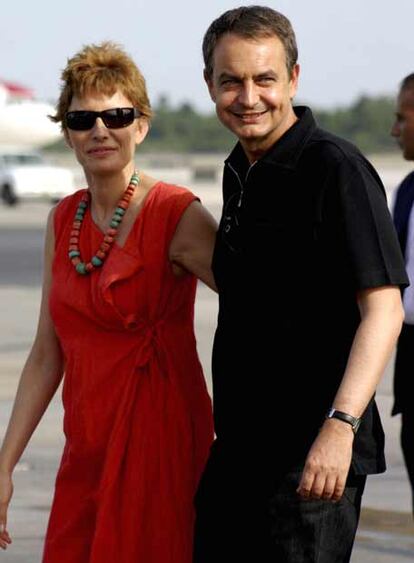 José Luis Rodríguez Zapatero y su esposa, a su llegada ayer a Cancún.