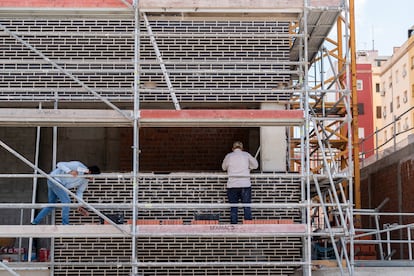 Obras en una zona residencial de Barcelona, este jueves.