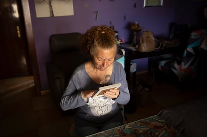 Barto, madre  de José Díaz, un joven onubense que recibió la eutanasia el pasado mes de abril. FOTO: PACO PUENTES (EL PAÍS).