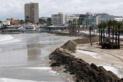 Muro de arena levantado hoy en la playa del Arenal de Jávea para contener el temporal marítimo.