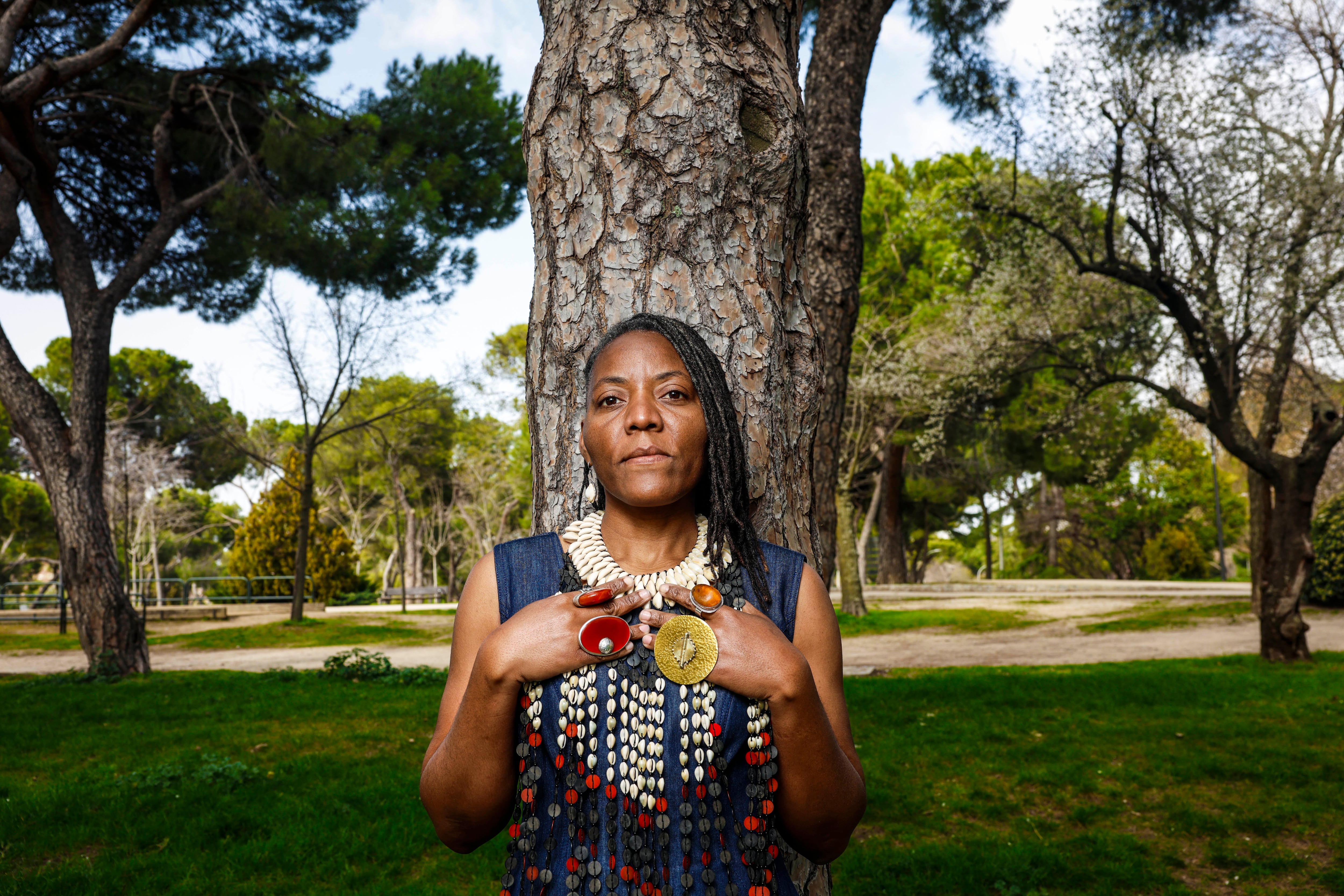 La investigadora y escritora Odome Angone, autora del libro '¿De qué color son los blancos?', en la Dehesa de la Villa, Madrid, el pasado 2 de marzo.