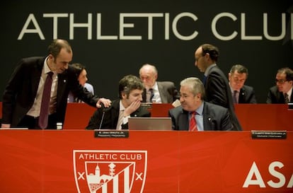 Javier Aldazábal, de pie, Josu Urrutia y Uribe-Etxebarria, en la asamblea.