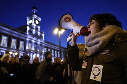 Una mujer con un megáfono grita consignas durante la protesta feminista de Madrid, en Puerta del Sol.