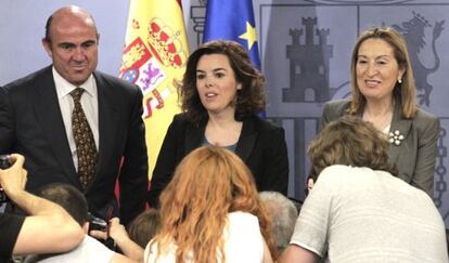 La vicepresidenta, Soraya Sáenz de Santamaría, y los ministros de Economía, Luis de Guindos, y Fomento, Ana Pastor, en la rueda de prensa tras el Consejo de Ministros de hoy.