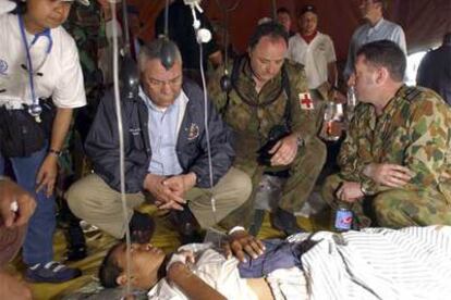 El jefe de la diplomacia estadounidense, segundo por la izquierda, visita a los heridos por el maremoto en la región indonesia de Aceh.