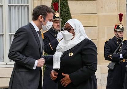 Samia Suluhu, con el presidente francés, Emmanuel Macron, en el palacio del Elíseo, en París, el 14 de febrero de 2022.