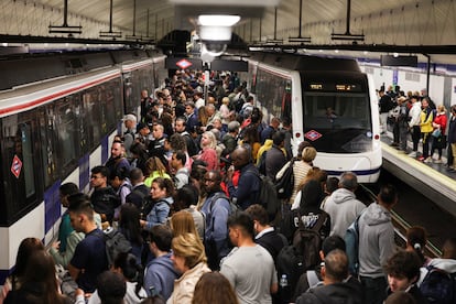 Usuarios de Metro de Madrid esperan para acceder a los trenes, este martes. 