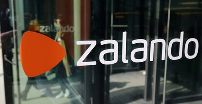 FILE PHOTO: The logo of fashion retailer Zalando is pictured at the new headquarters in Berlin