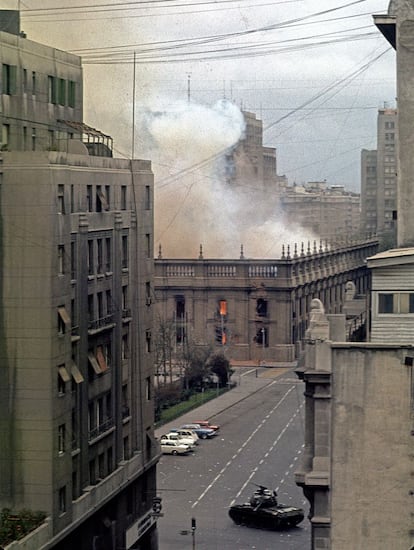 La Casa de La Moneda es bombardeada por las Fuerzas Armadas chilenas durante el golpe militar del 11 de septiembre de 1973. El teniente coronel Roberto Guillard, manda la primera proclama militar y envía un mensaje para quienes se encontraban en el interior de La Moneda "Si no desalojaban antes de las once de la mañana el palacio sería atacado por aire y por tierra".