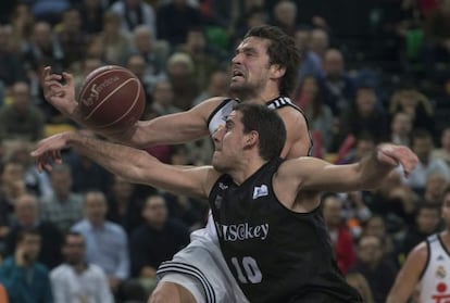 Llull y Colom pugnan por la pelota