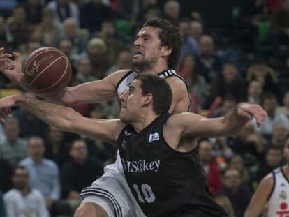 Llull y Colom pugnan por la pelota