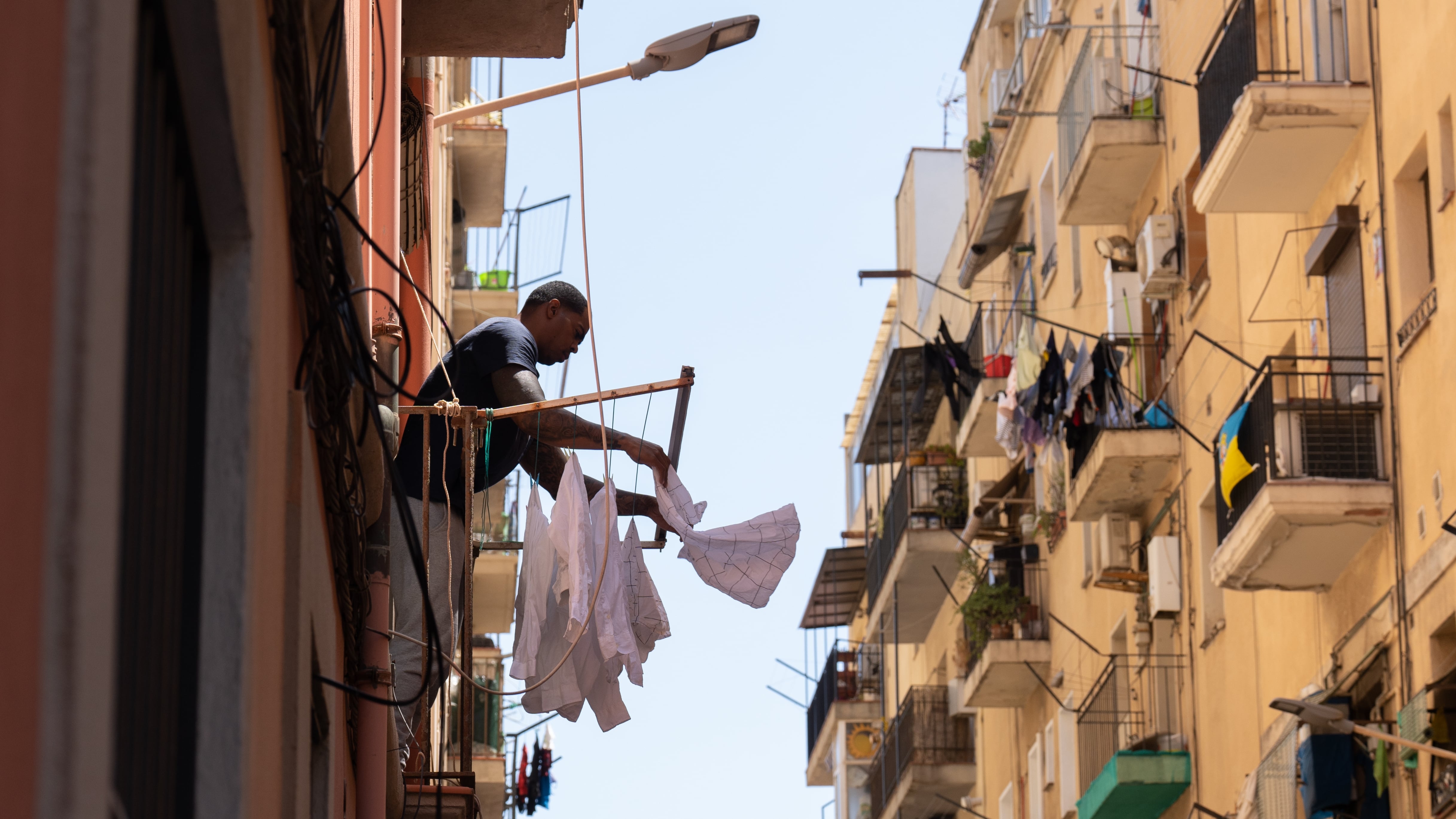 Un hombre tendiendo en su casa, a 17 de mayo de 2023, en Barcelona, Cataluña (España).