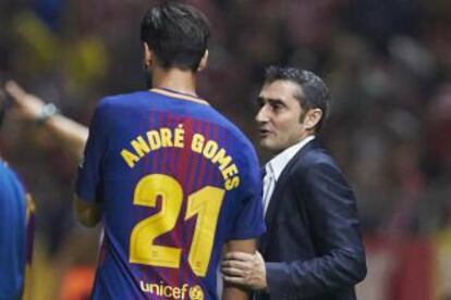 Valverde le da indicaciones a Andr&eacute; Gomes en Montilivi.