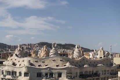 Terrat de les xemeneies amb forma de guerrers de la Pedrera, totalment buida.