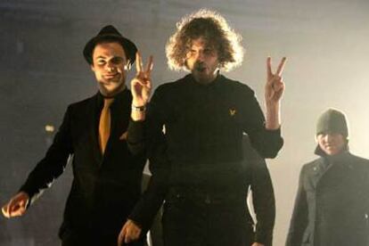 Los componentes de los Kaiser Chiefs celebran uno de los premios conseguidos en los Brits 2006.