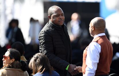 El exjugador zambiano Kalusha Bwalya, a su llegada a la conferencia 'Nelson Mandela', que rinde tributo a la figura del fallecido presidente sudafricano, en Johannesburgo, Sudáfrica, hoy, 17 de julio de 2018, en la víspera del que hubiera sido su 100 cumpleaños. 