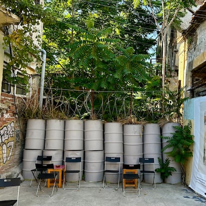 Terraza de un café en una de las calles cortadas por el muro que divide en dos Nicosia, la capital de Chipre.