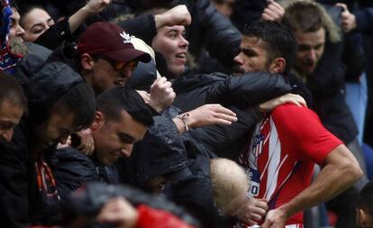 Diego Costa celebra su gol con la afición, lo que le costó la expulsión al ver la segunda tarjeta amarilla.