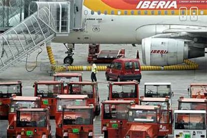Un avión de Iberia parado en el aeropuerto de Barajas (Madrid).