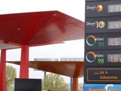 Panel de una gasolinera en Madrid con los precios de los combustibles. EFE/Archivo