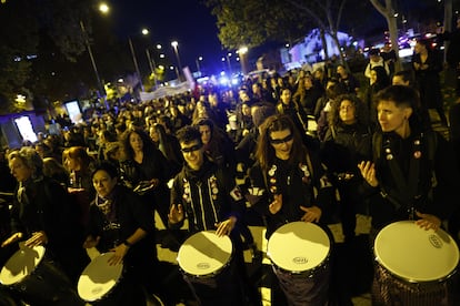 Batucada en la manifestación organizada por la Comisión 8M, este lunes en Madrid.