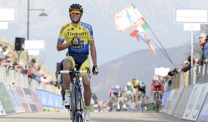 Contador celebra en la meta la victoria de etapa.